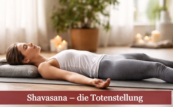 Frau in Shavasana in einem Wohnzimmer. Text: Shavasana, die Totenstellung