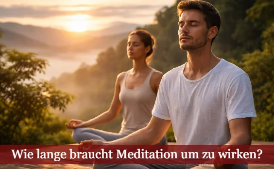 Mann und Frau bei der Mediation in der Abendsonne vor einem Tal. Text: Wie lange braucht Meditation um zu wirken?