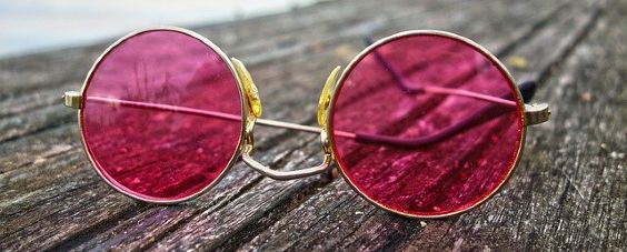 sonnenbrille rot holzbohlen