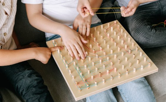 Spielbrett mit Schnüren